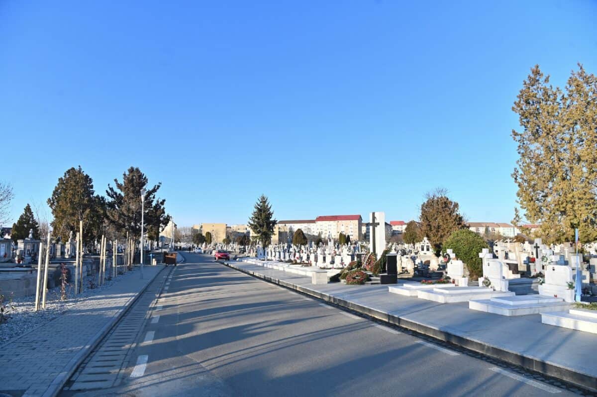 șantier în cimitirul municipal. primăria modernizează aleea dintre calea cisnădiei și aleea eroilor 