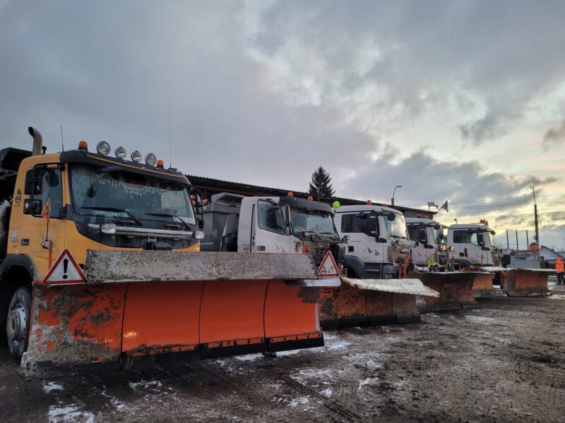 drumarii pregătiți pentru prima ninsoare din 2023- peste 400 de utilaje gata să intervină pe drumurile din zona sibiu și brașov