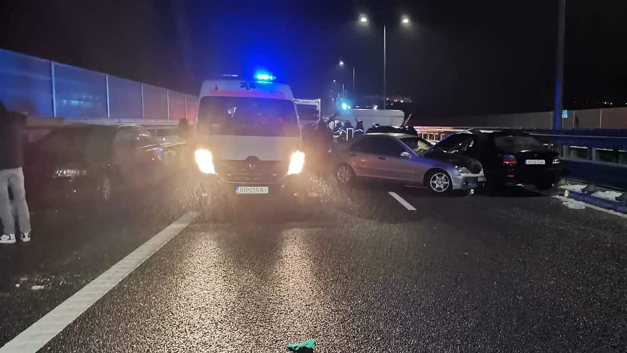 update foto - accident mortal pe autostrada sibiu - boița. șase autoturisme implicate și cel puțin o persoană decedată și alte două rănite video dronă