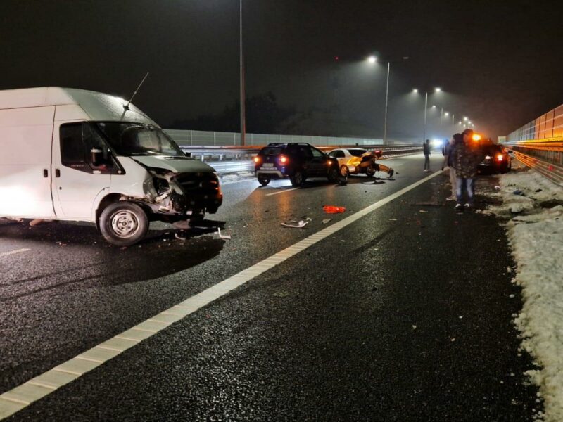 update foto - accident mortal pe autostrada sibiu - boița. șase autoturisme implicate și cel puțin o persoană decedată și alte două rănite video dronă