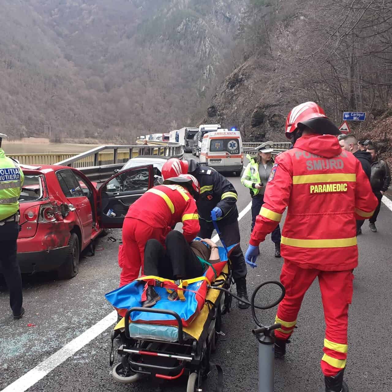 video foto: accident pe valea oltului - două mașini s-au ciocnit - o persoană încarcerată