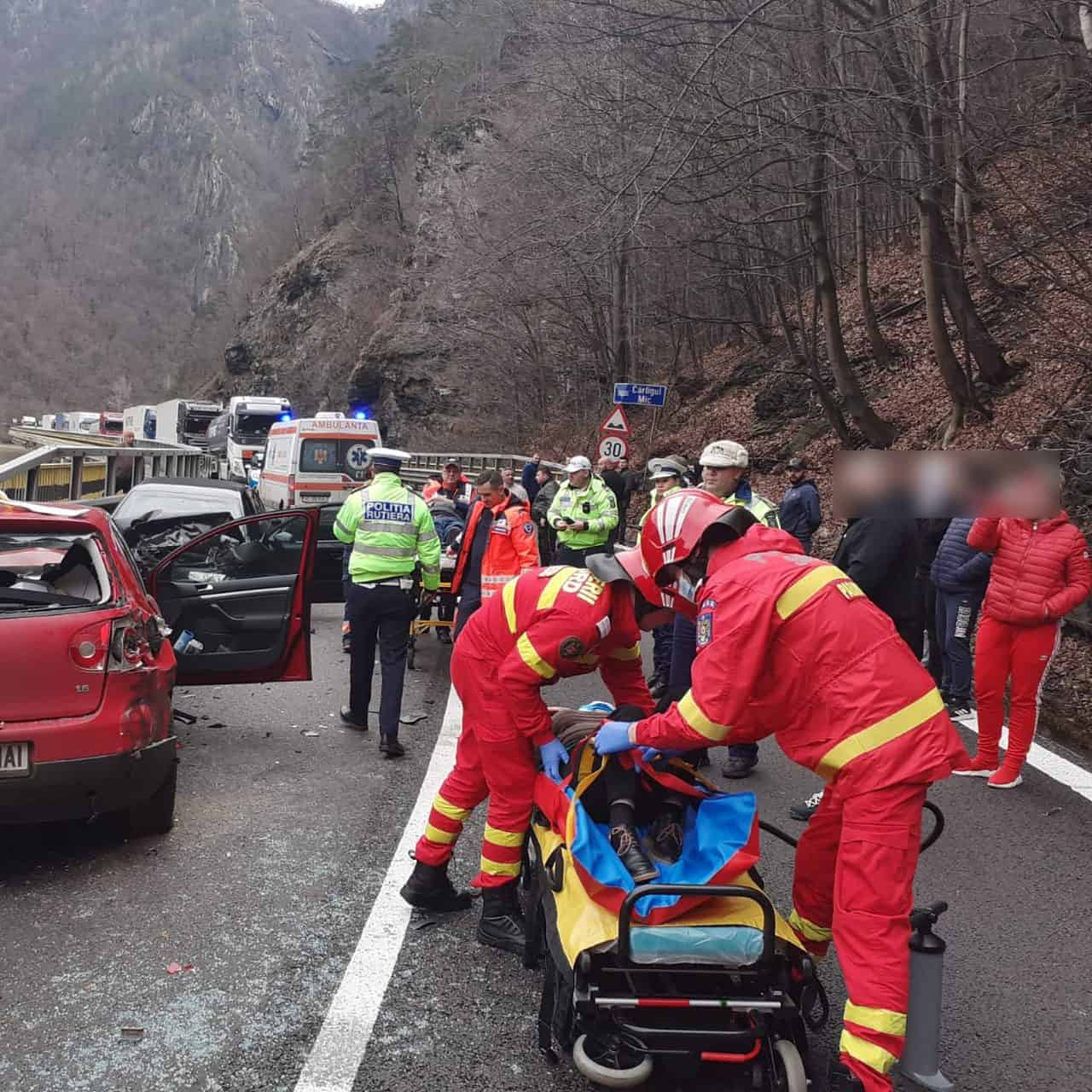 video foto: accident pe valea oltului - două mașini s-au ciocnit - o persoană încarcerată