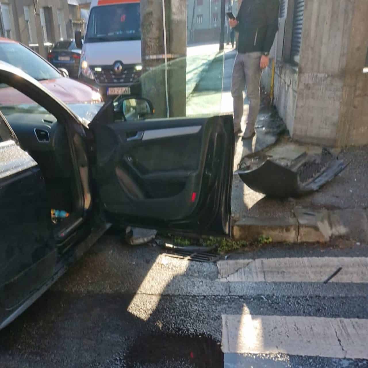 foto: șoferiță dusă la spital - a fost implicată într-un accident în sibiu