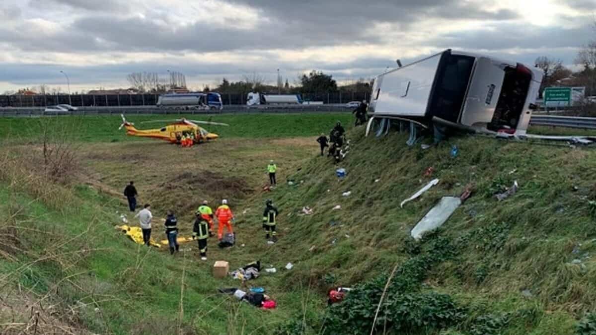 video: un autocar plin cu români plecat din roma s-a răsturnat pe autostradă în italia