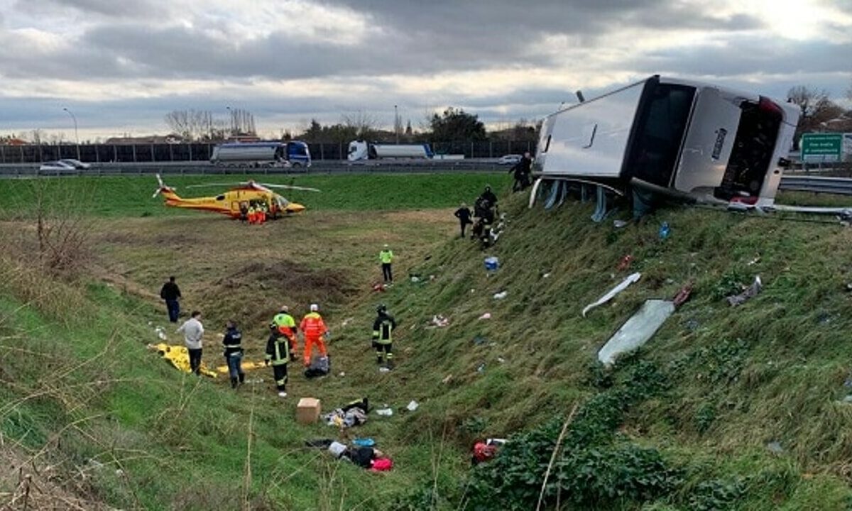 video: un autocar plin cu români plecat din roma s-a răsturnat pe autostradă în italia