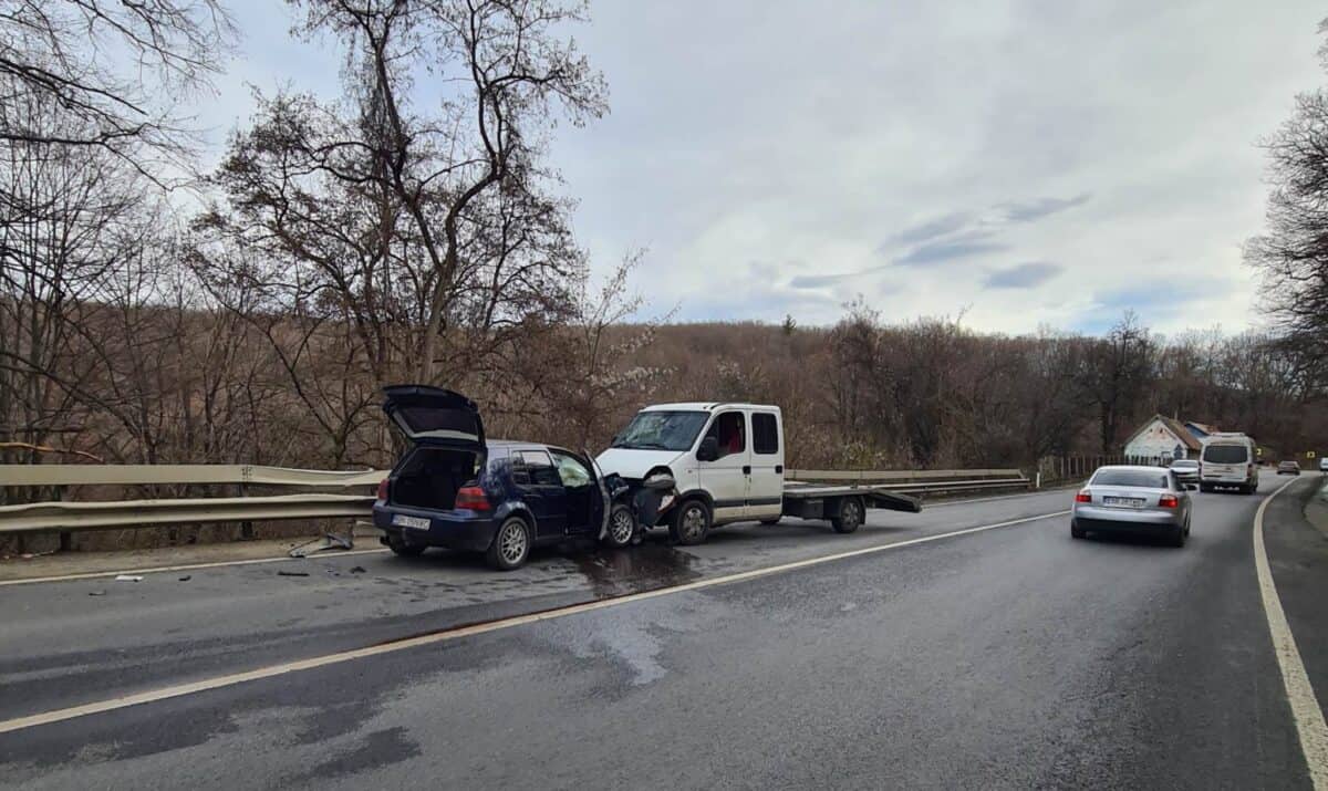 foto: accident cu trei mașini între slimnic și ruși din cauza vitezei