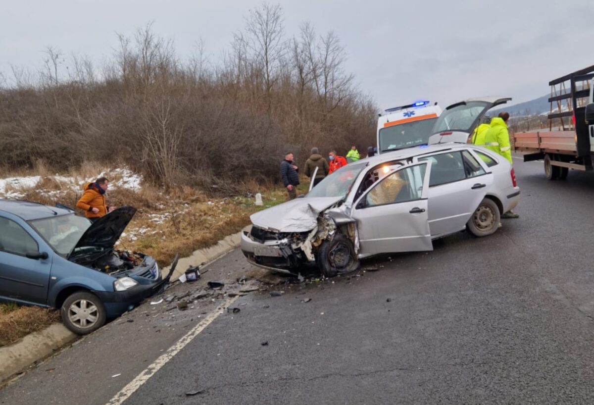 foto: accident cu trei victime pe dn14 la ruși - un șofer a depășit fără să se asigure