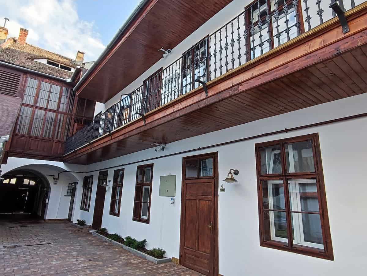 cele mai avantajoase opțiuni de cazare în sibiu – olx mai ieftin decât booking sau airbnb – prețuri de la 90 lei