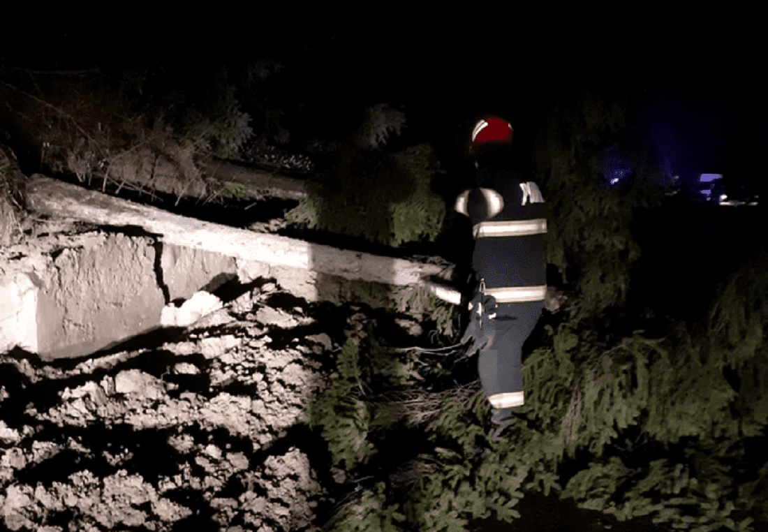 alunecare de teren la ieșire din horezu - drumul spre târgu jiu este închis