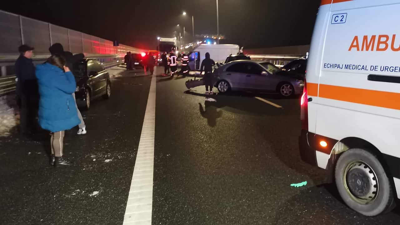 update foto - accident mortal pe autostrada sibiu - boița. șase autoturisme implicate și cel puțin o persoană decedată și alte două rănite video dronă