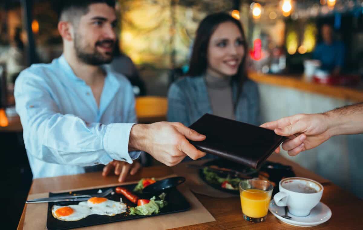 fiscalizarea bacșișului stârnește controverse în restaurantele din sibiu - patron: „e penibil să te duci să întrebi clienții cât îți lasă ciubuc”