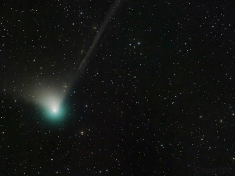 fenomen bizar la cometa care va fi vizibilă dupa 50.000 de ani - pare că i se desprinde coada