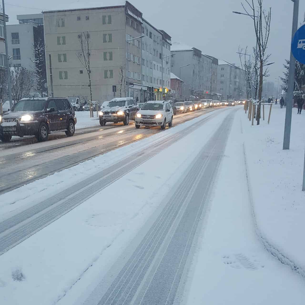 foto - trafic paralizat de ninsoare la primele ore în sibiu - șoferii au răbufnit: „ieri umblau plugurile, azi niciunul”
