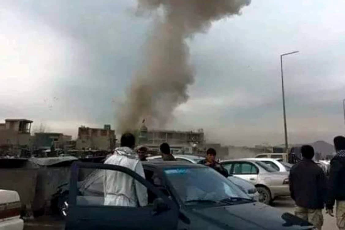 explozie la intrarea pe aeroportul militar din kabul - mai multe persoane și-au pierdut viața