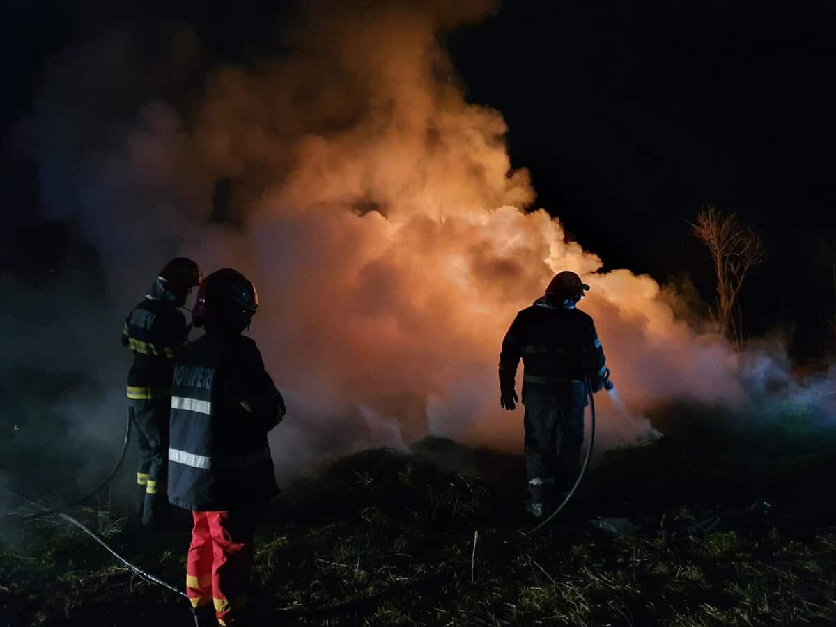 patru incendii în weekend la sibiu - trei s-au produs la gospodării din cisnădie, tălmaciu și șelimbăr, iar unul la o șură din avrig