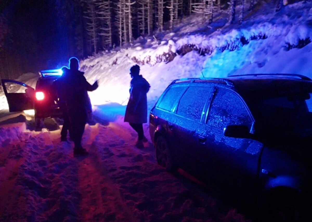 tineri blocați cu mașina în zăpadă în păltiniș pe drumul spre râu sadului - jandarmii i-au transportat în sibiu