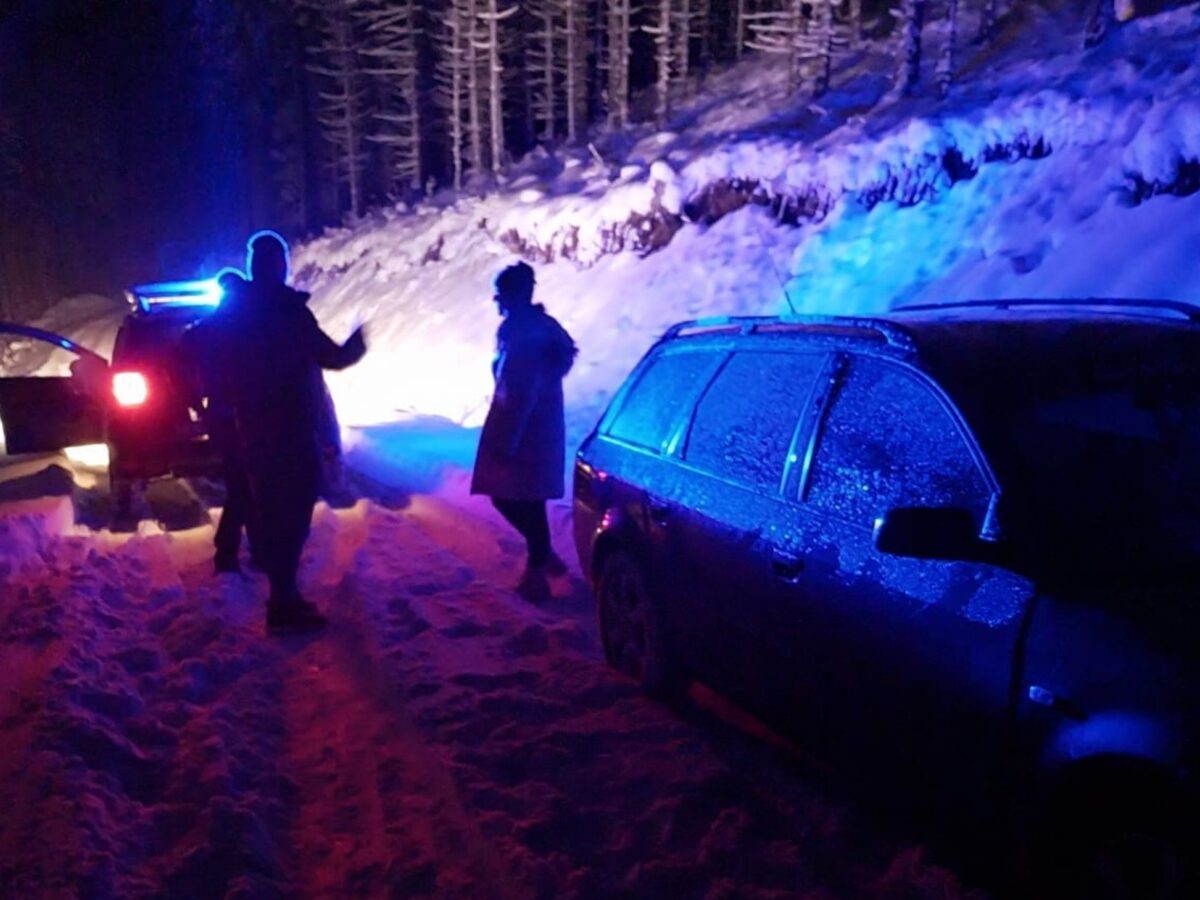 tineri blocați cu mașina în zăpadă în păltiniș pe drumul spre râu sadului - jandarmii i-au transportat în sibiu