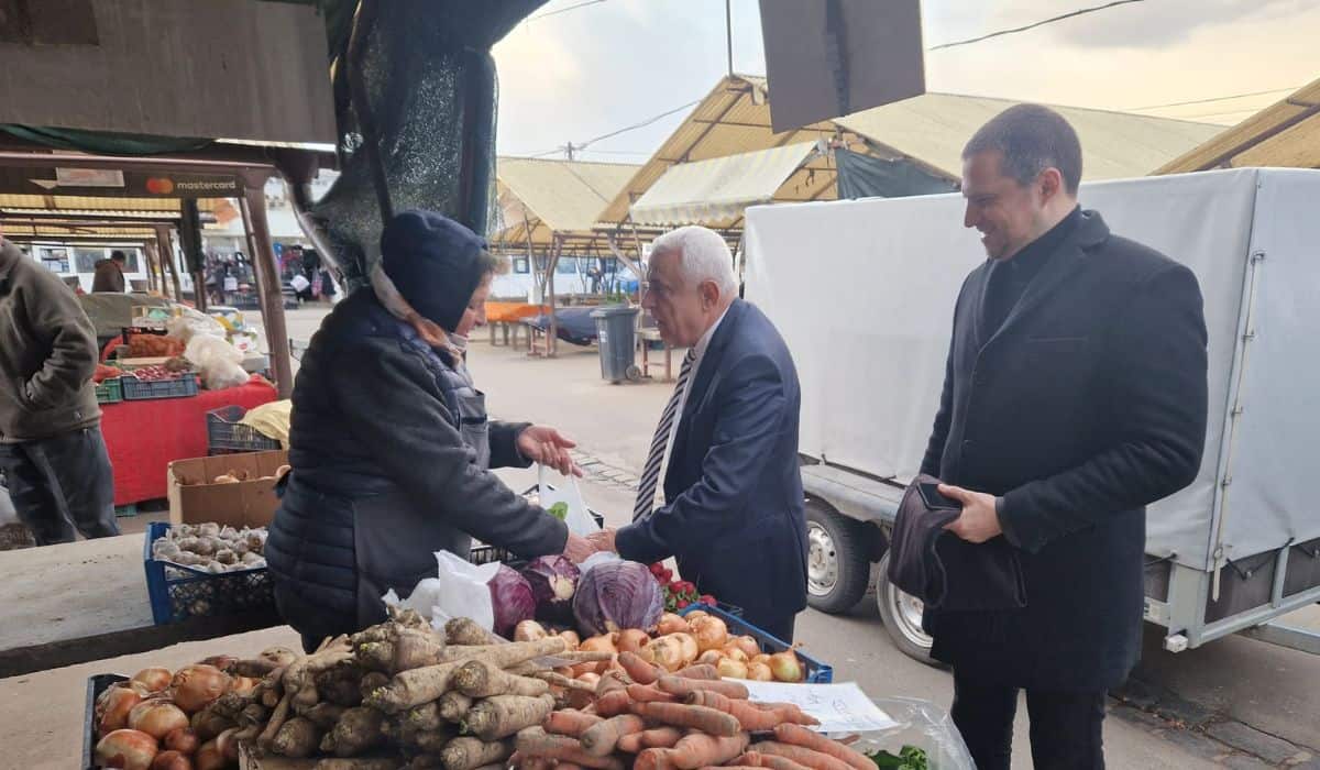 ministrul agriculturii în vizită la piața cibin - și-a cumpărat cârnați și smântână și a stat de vorbă cu producătorii locali