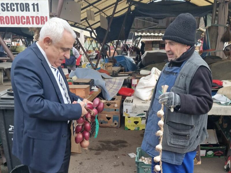 ministrul agriculturii în vizită la piața cibin - și-a cumpărat cârnați și smântână și a stat de vorbă cu producătorii locali