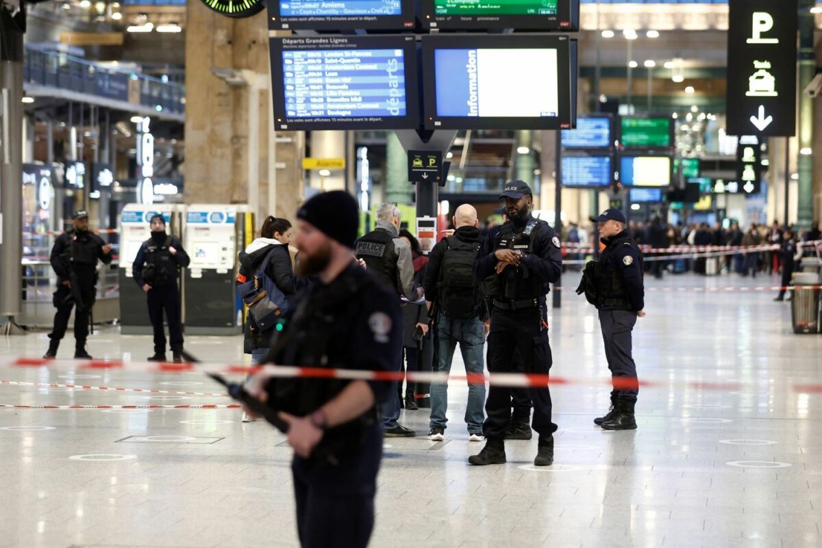 atac cu cuțitul în gara centrală din paris - șase persoane au fost rănite - atacatorul a fost împușcat
