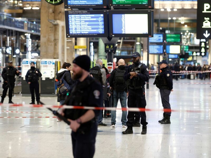 atac cu cuțitul în gara centrală din paris - șase persoane au fost rănite - atacatorul a fost împușcat