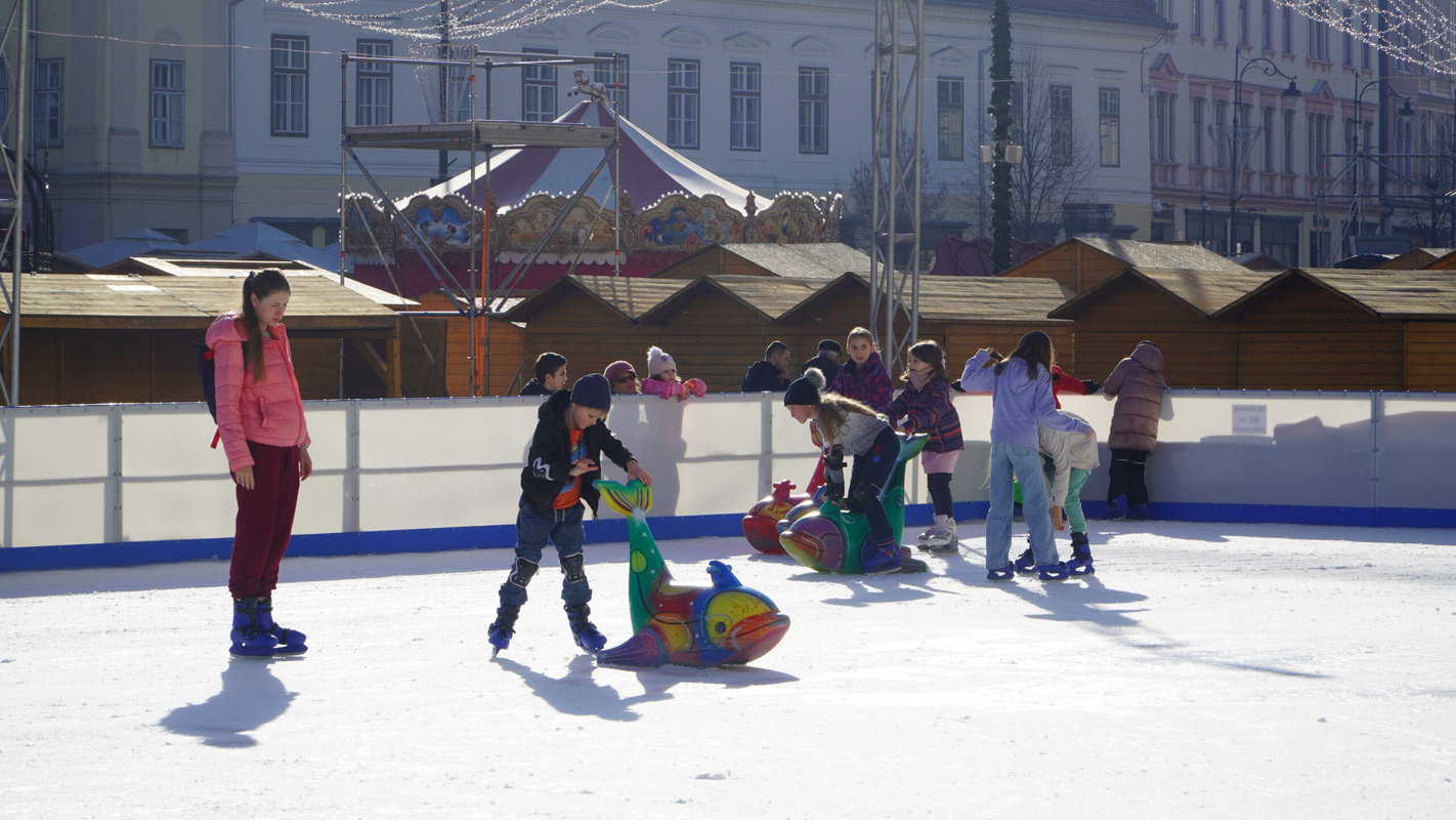 târgul de crăciun din sibiu a ajuns la final - patinoarul din piața mare rămâne deschis încă cinci zile
