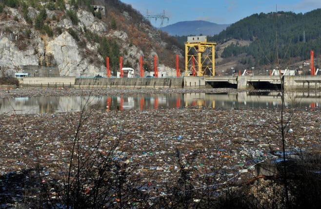 Un râu faimos din Bosnia-Herțegovina a devenit o groapă de gunoi - Activiștii de mediu trag un semnal de alarmă