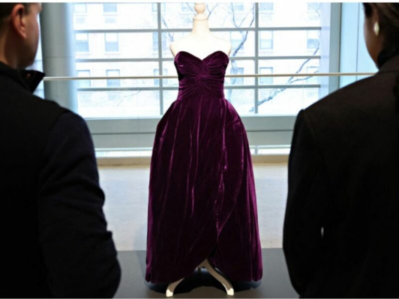 una din rochiile emblematice ale prințesei diana scoasă la licitație - s-ar putea vinde cu aproximativ 120.000 de dolari.