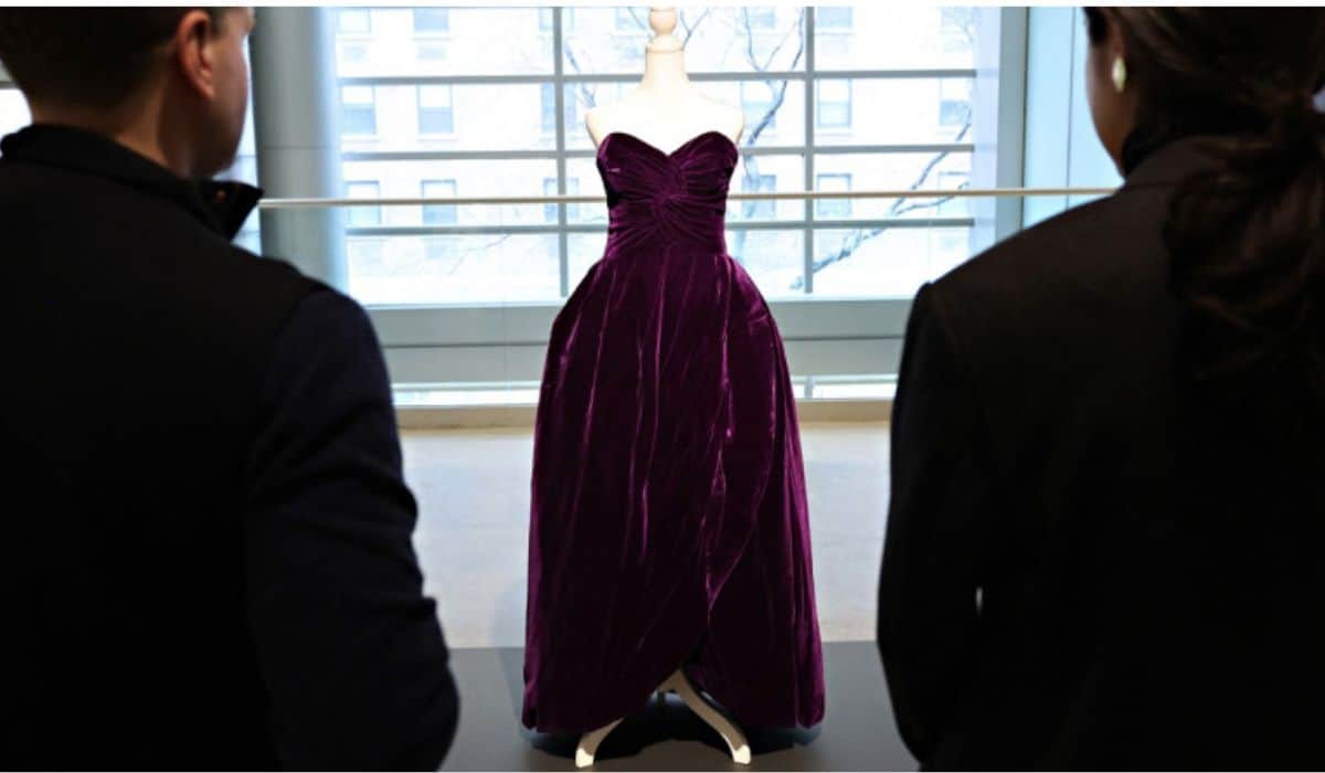 una din rochiile emblematice ale prințesei diana scoasă la licitație - s-ar putea vinde cu aproximativ 120.000 de dolari.