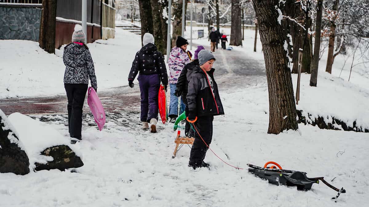 FOTO VIDEO Zeci de copii la săniuș în Parcul Sub Arini – Unii au venit de la școală direct pe derdeluș