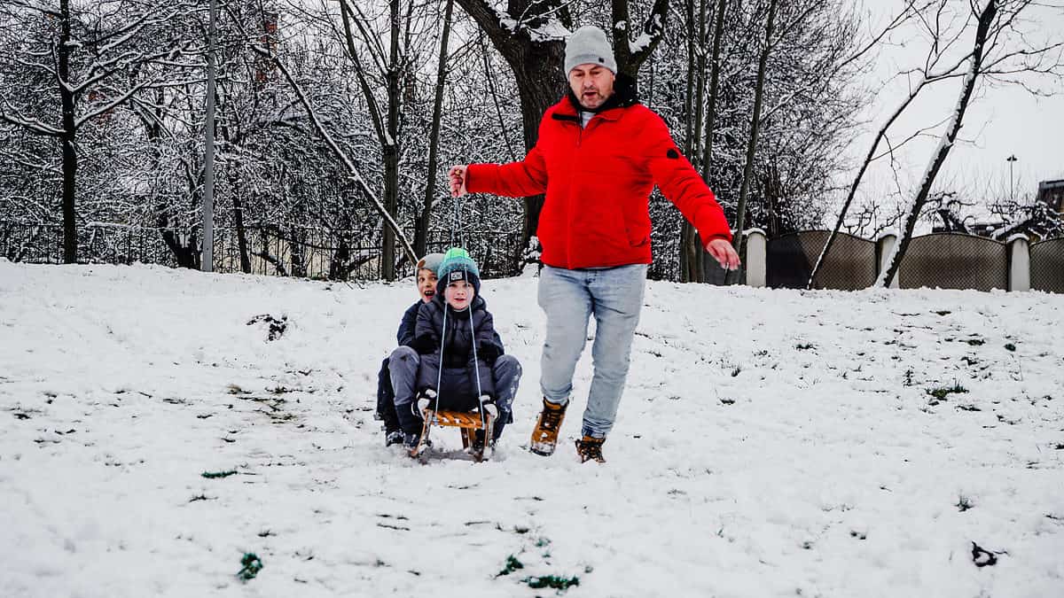 FOTO VIDEO Zeci de copii la săniuș în Parcul Sub Arini – Unii au venit de la școală direct pe derdeluș