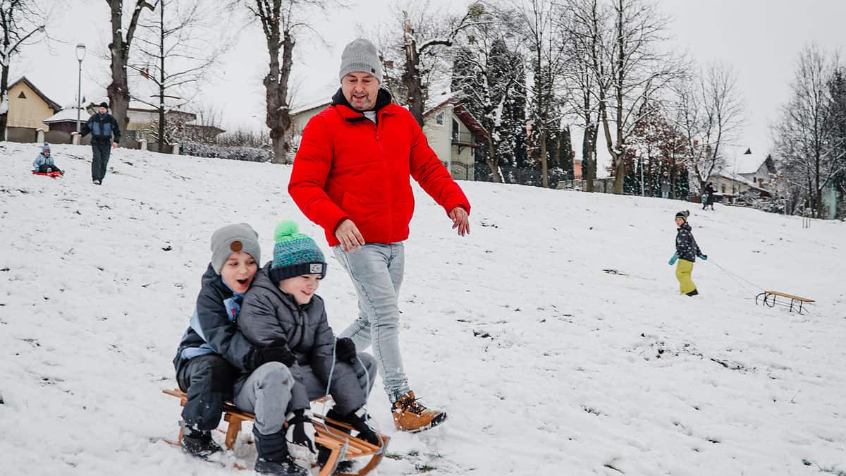 FOTO VIDEO Zeci de copii la săniuș în Parcul Sub Arini – Unii au venit de la școală direct pe derdeluș