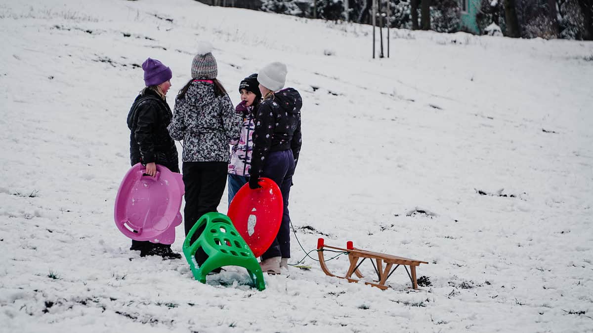 FOTO VIDEO Zeci de copii la săniuș în Parcul Sub Arini – Unii au venit de la școală direct pe derdeluș