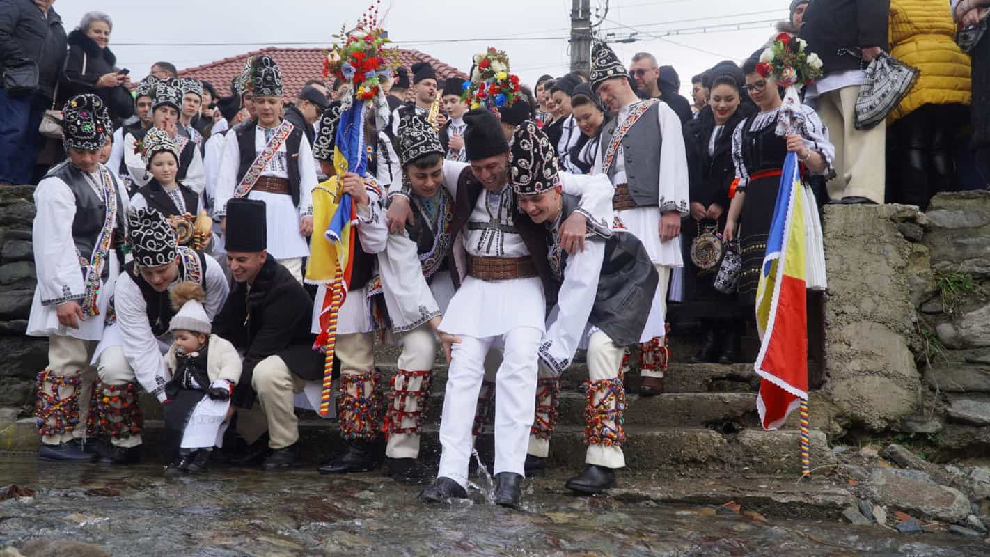 video foto "udatul ionilor" la tălmacel - un sat întreg trăiește din nou bucuria și culoarea tradiției străbune