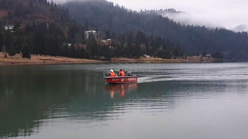 alertă în mureș după ce trei tineri au căzut cu hidrobicicleta în lac - unul este dat dispărut