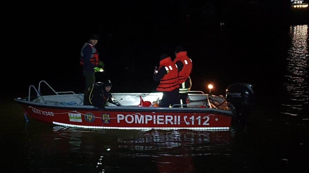 alertă în mureș după ce trei tineri au căzut cu hidrobicicleta în lac - unul este dat dispărut