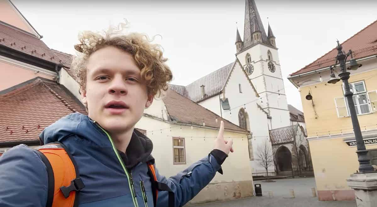 un vlogger din slovacia a călătorit la sibiu cu cel mai ieftin bilet de avion din lume - "a costat opt euro. centrul orașului e cam pustiu"