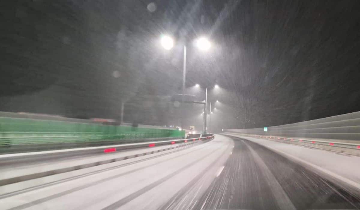 VIDEO Trafic în condiții de iarna pe Autostrada Sibiu-Boița și drumurile din județ - Drumarii au intervenit de la primele ore