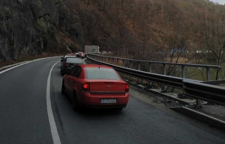 trafic îngreunat marți pe valea oltului din cauza unui accident rutier
