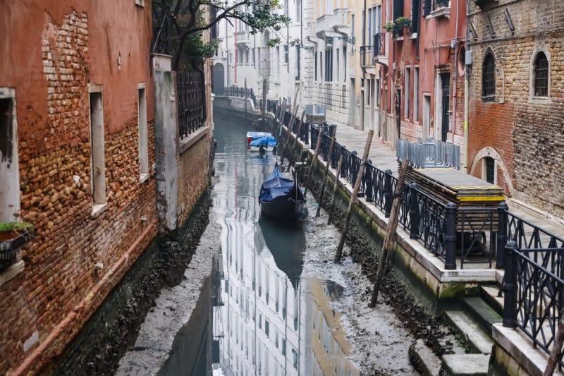 foto celebrele canale din veneția au secat - ”avem nevoie de 50 de zile de ploaie”