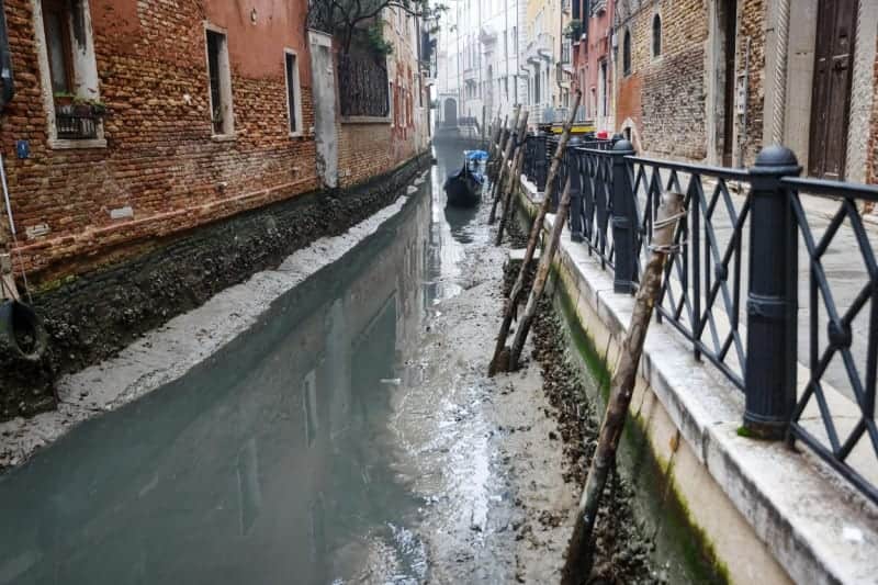 foto celebrele canale din veneția au secat - ”avem nevoie de 50 de zile de ploaie”