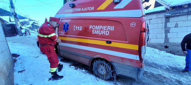 ambulanță smurd blocată din cauza gheții în gura râului - primar: „am deszăpezit până unde am avut posibilitatea”