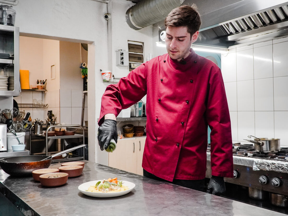foto video rețete italiene reinventate de un bucătar din sibiu - alex gătește paste cu carne de miel din mărginime