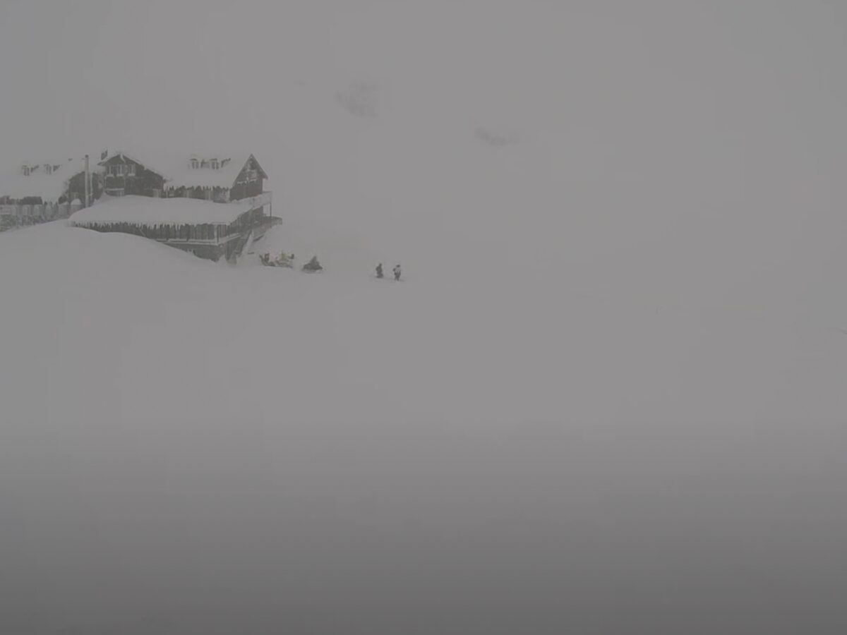 ninsori abundente și ger la munte - stratul de zăpadă măsoară peste 2,4 metri la bâlea lac