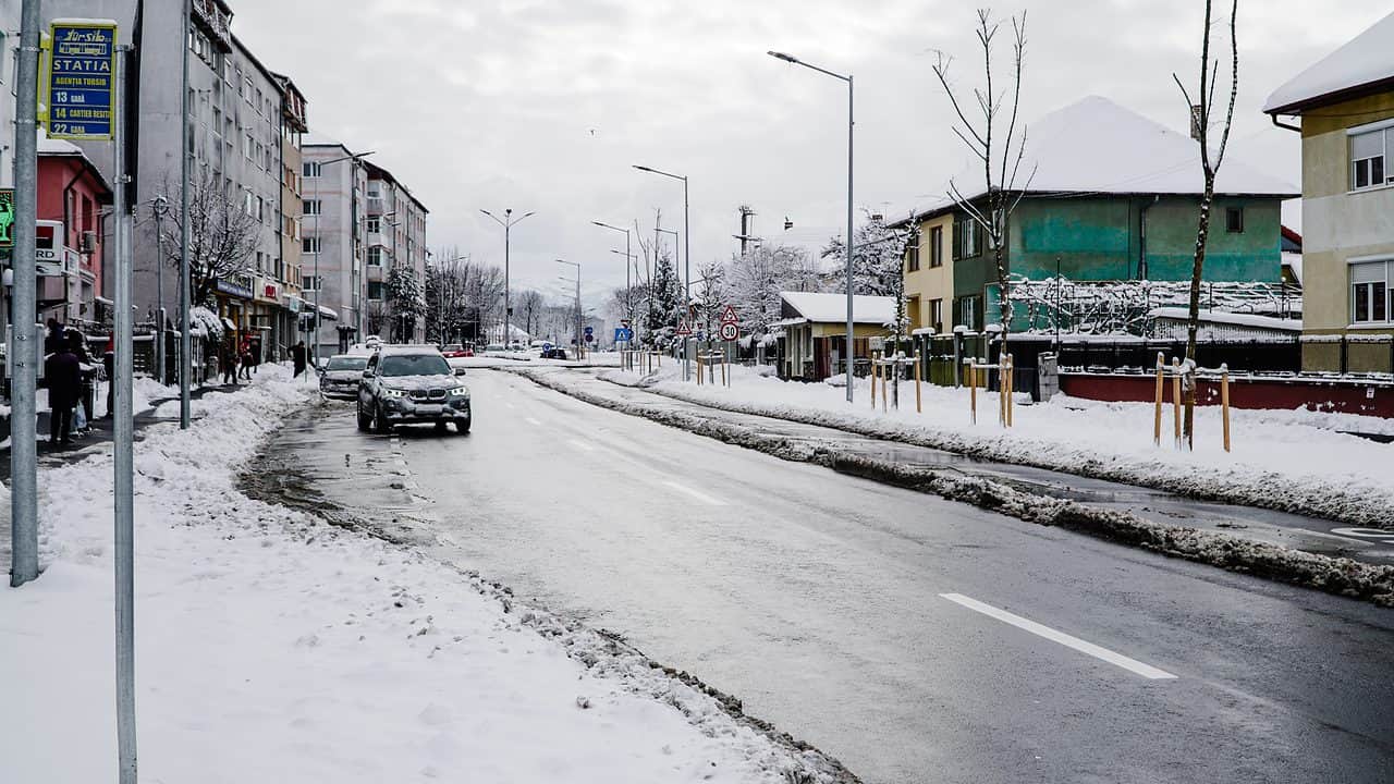 VIDEO FOTO: Cum se circulă în Sibiu după ninsoarea abundentă - Principalele artere au fost curățate