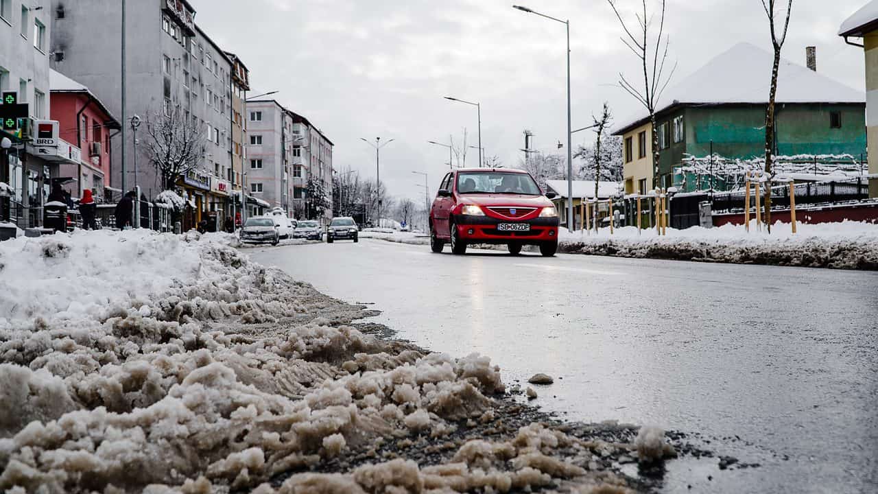 VIDEO FOTO: Cum se circulă în Sibiu după ninsoarea abundentă - Principalele artere au fost curățate