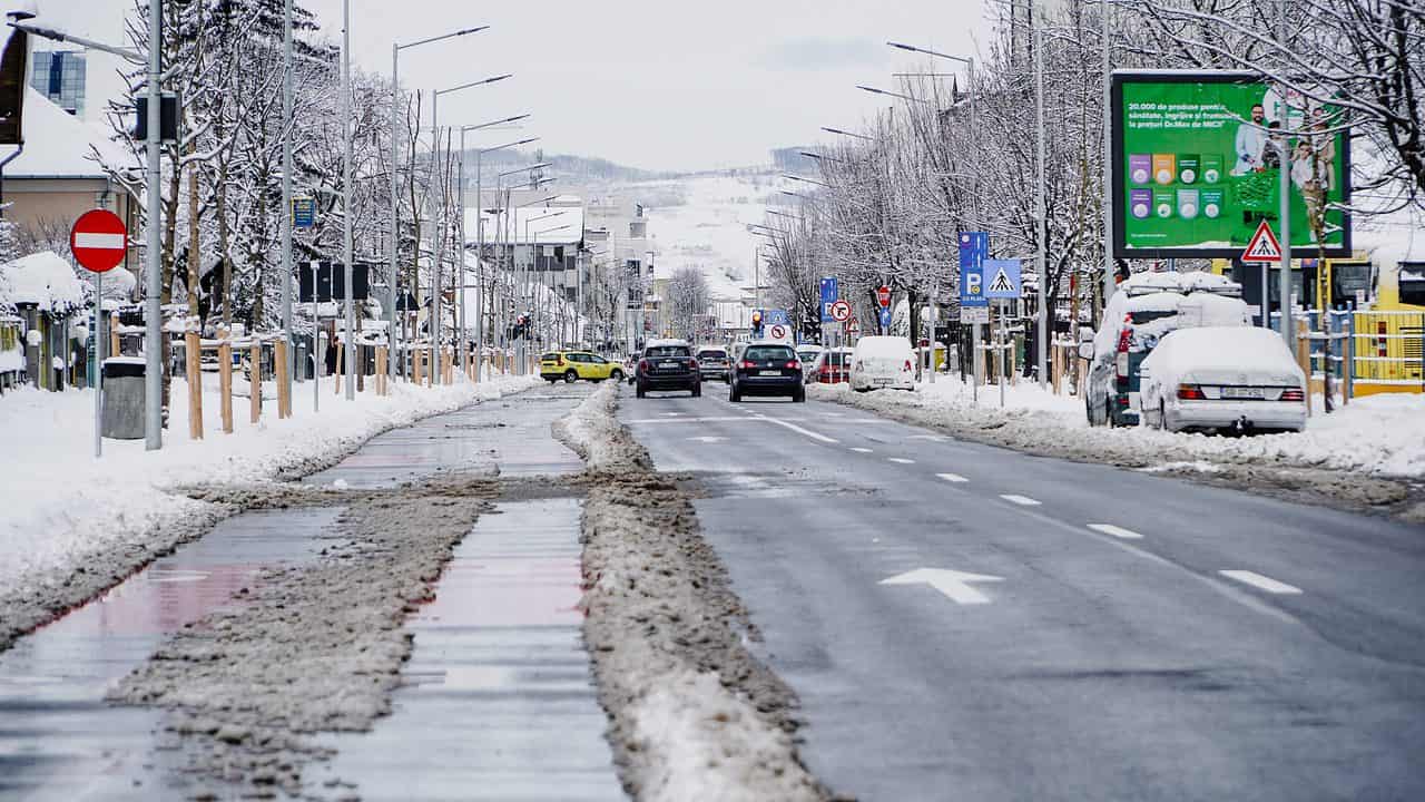 VIDEO FOTO: Cum se circulă în Sibiu după ninsoarea abundentă - Principalele artere au fost curățate