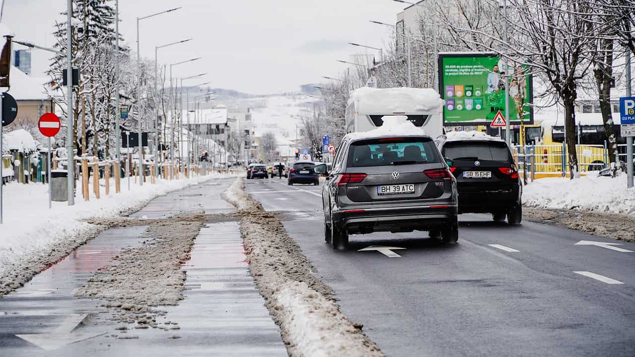 VIDEO FOTO: Cum se circulă în Sibiu după ninsoarea abundentă - Principalele artere au fost curățate