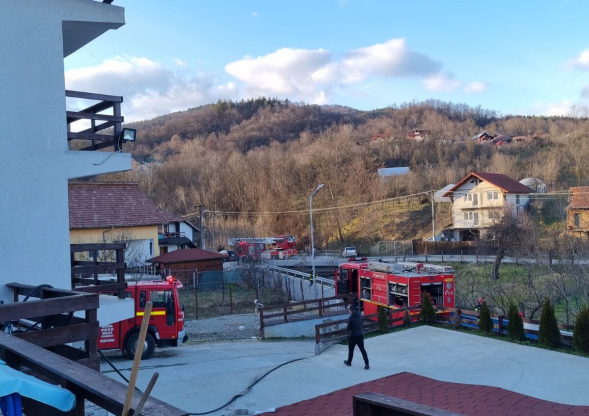 foto: incendiu la o pensiune din călimănești - nu erau turiști cazați