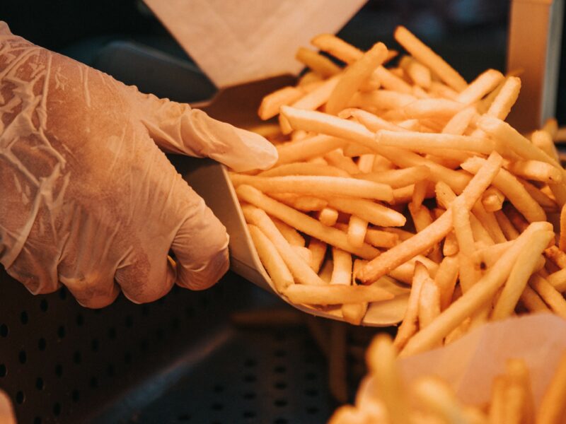 mcdonald's ar putea înlocui cartofii prăjiți cu morcovi, păstârnac sau sfeclă - proiectul pilot are loc în franța